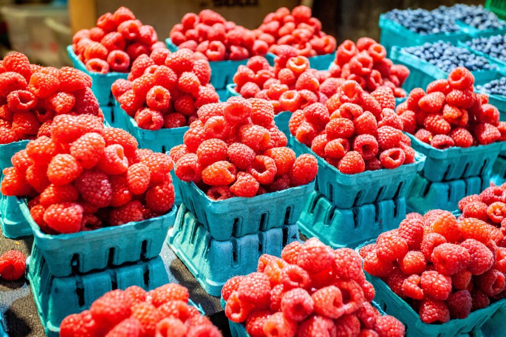 Frutas de mercado en paquetes como lotes